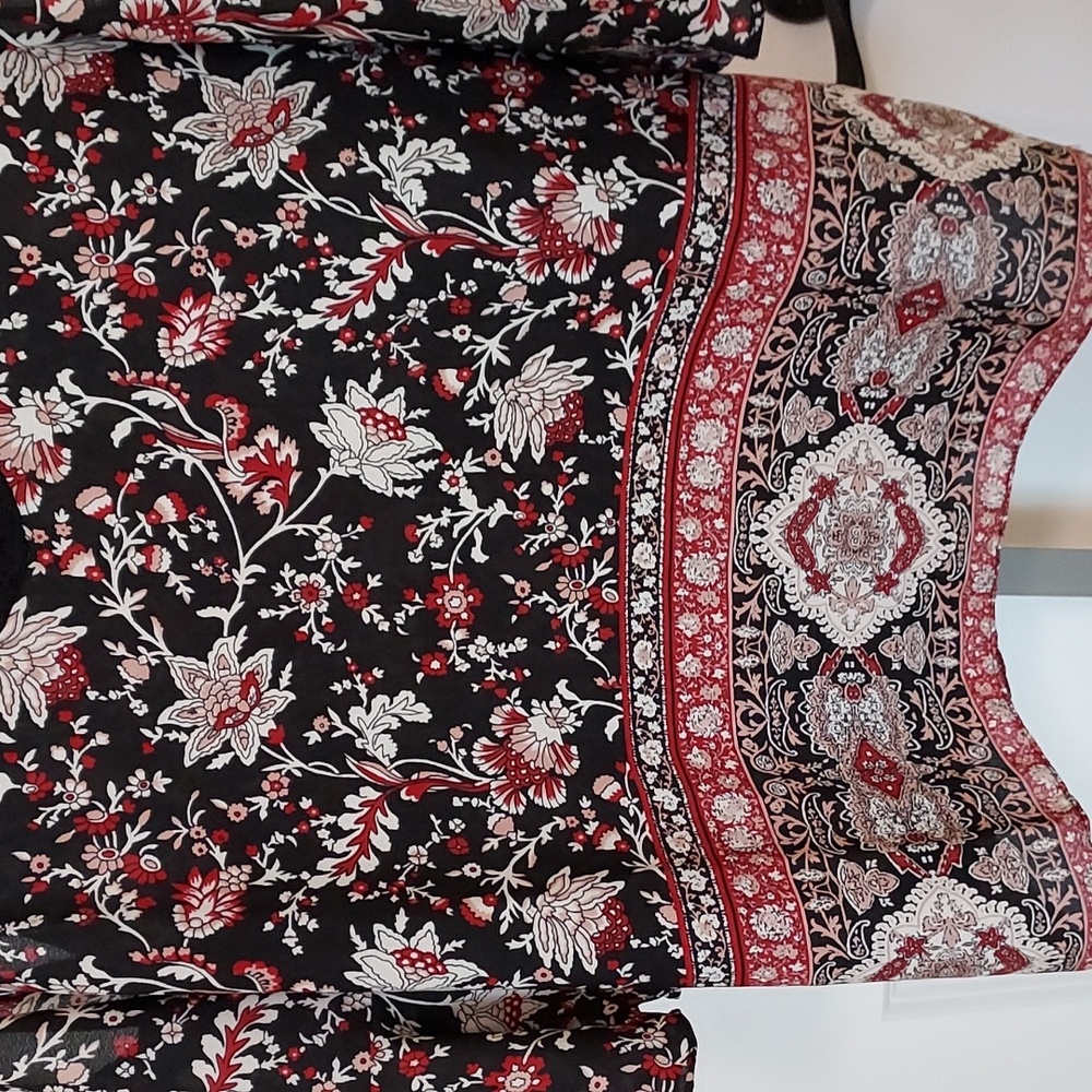 *Black w/ White & Red Floral w/ Lace Accent and Bell Sleeves Size L - Picture 8 of 12